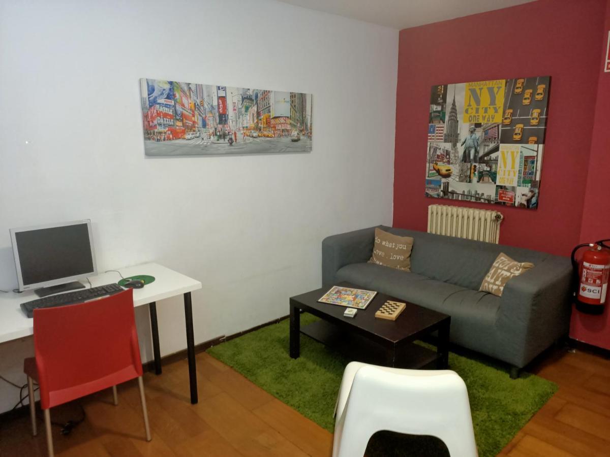 Diagonal House Hostel Barcelona Buitenkant foto