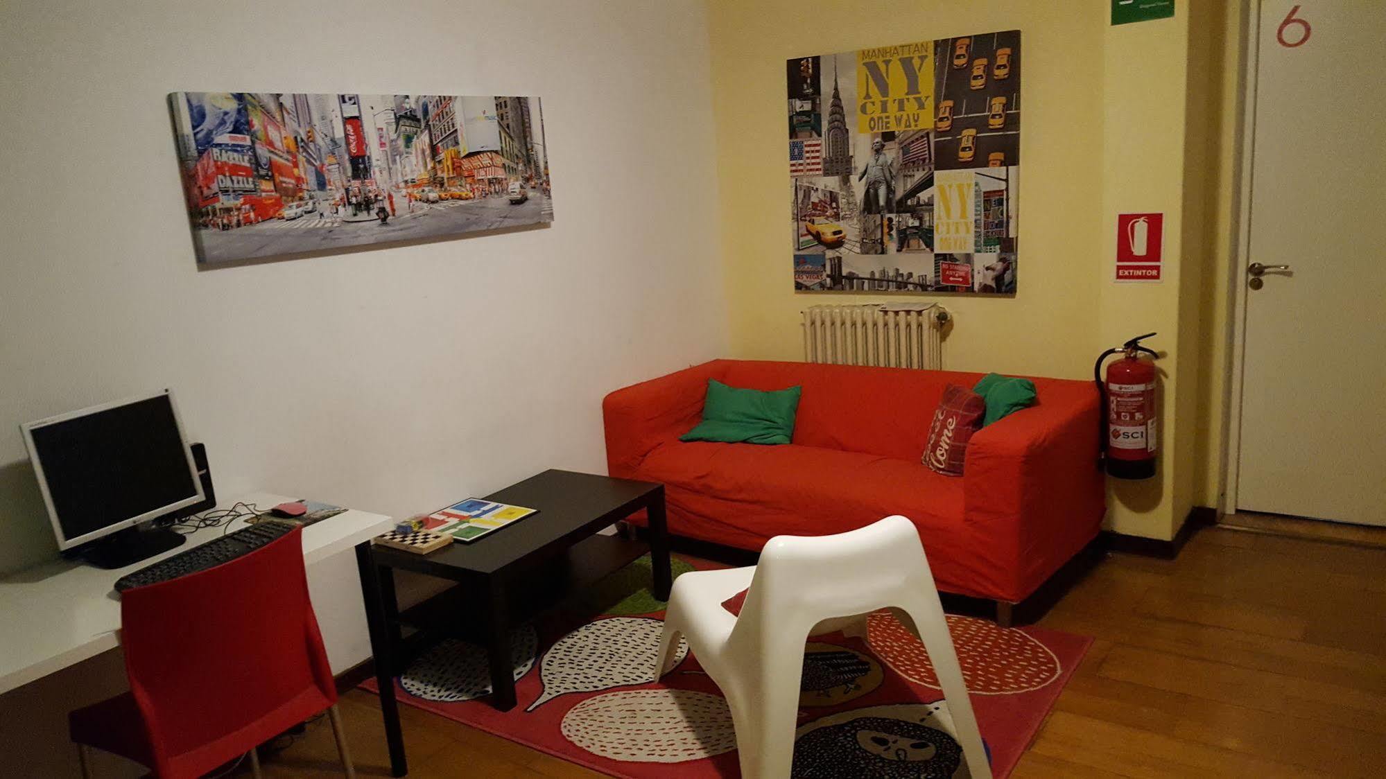 Diagonal House Hostel Barcelona Buitenkant foto