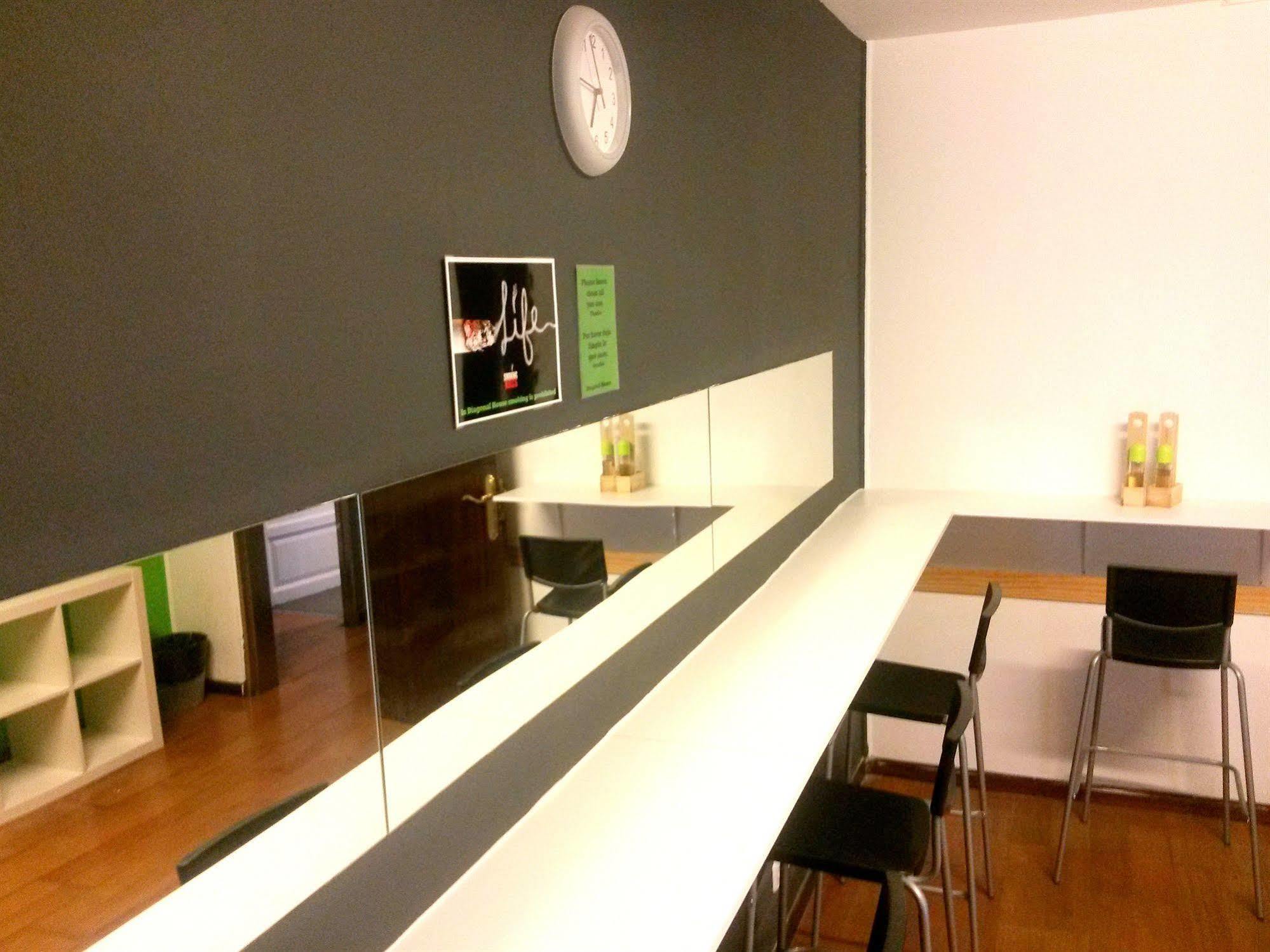 Diagonal House Hostel Barcelona Buitenkant foto